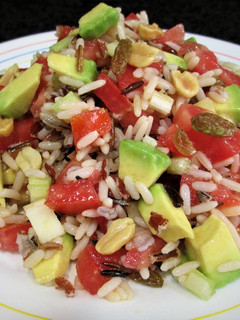 Una foto de Ensalada de arroz salvaje con aguacate, tomate y frutos secos