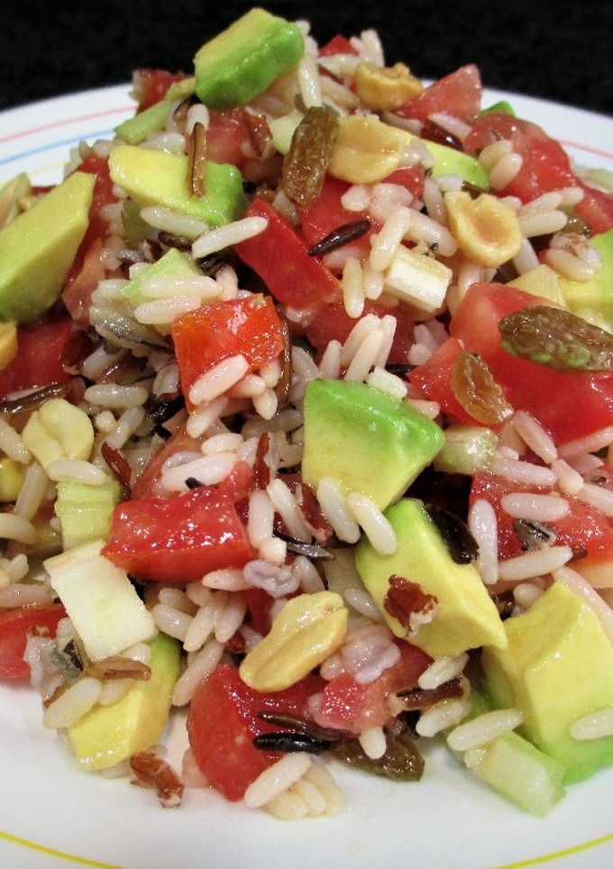 Una foto de Ensalada de arroz salvaje con aguacate, tomate y frutos secos