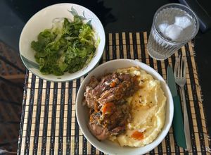 Una foto de Pollo al Jugo con puré + ensalada de lechuga🌿
