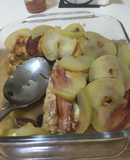 Rollos de pollo relleno en cama de manzana