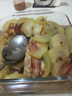 Una foto de Rollos de pollo relleno en cama de manzana