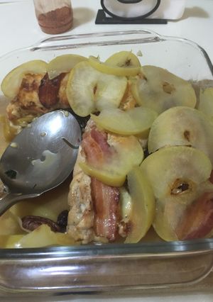 Una foto de Rollos de pollo relleno en cama de manzana