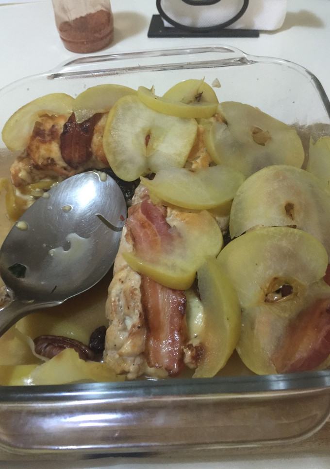 Una foto de Rollos de pollo relleno en cama de manzana