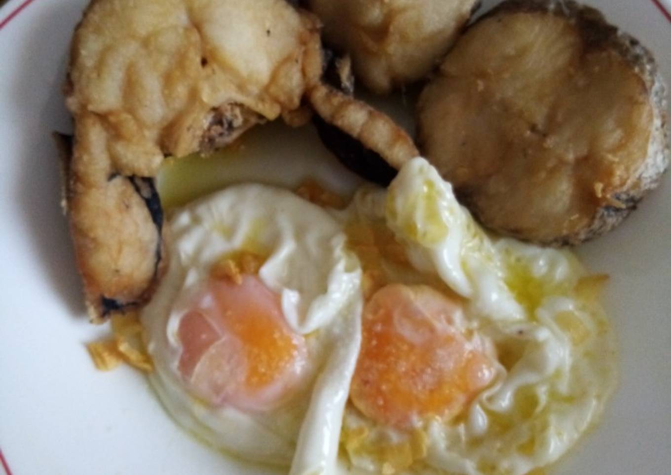 Merluza frita con huevos camperos