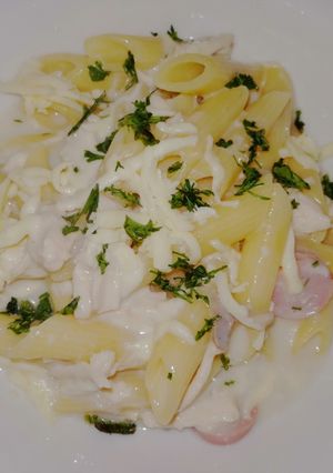 Una foto de Pasta con bechamel y cilantro