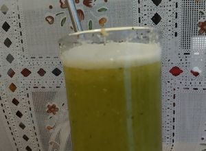 Una foto de Agua de piña con jengibre y hierbabuena