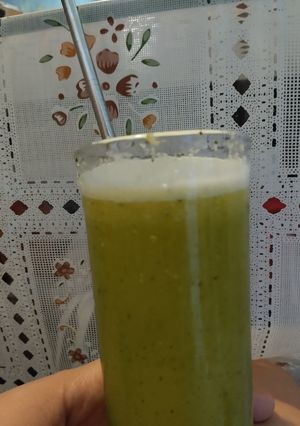 Una foto de Agua de piña con jengibre y hierbabuena