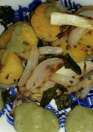 A picture of Amrood chutney with dhokla.