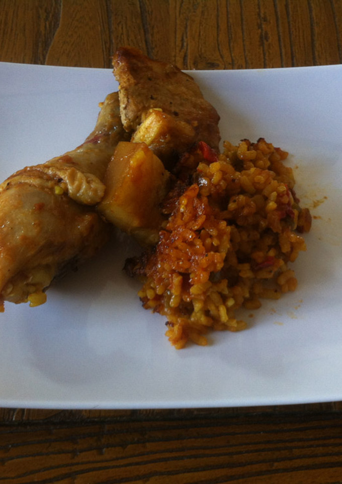 Una foto de Arroz con pollo y costilla de cerdo