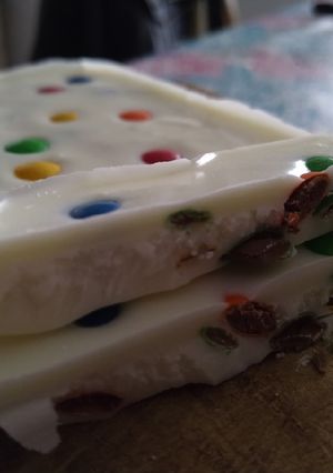 Una foto de Chocolate blanco con M y M☺️