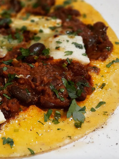 Una foto de Tortilla vaga de chili con carne y guacamole