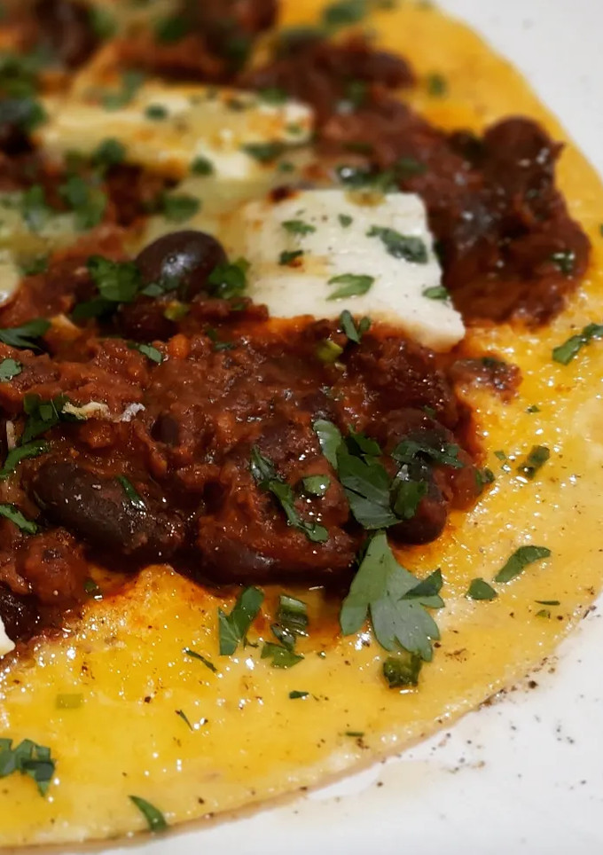 Una foto de Tortilla vaga de chili con carne y guacamole