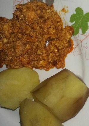 A picture of Sweet potatoes and egg sauce.