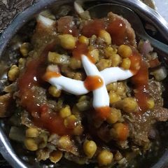 A picture of Kachori chole.