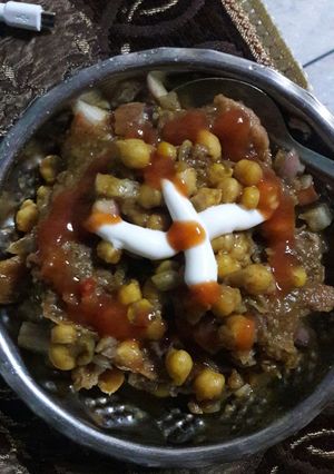 A picture of Kachori chole.