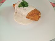 Una foto de pechuga rellena en salsa de bechamel