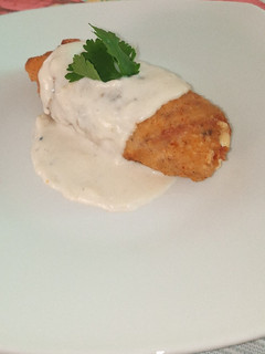 Una foto de Pechugas de pollo rellenas con salsa bechamel