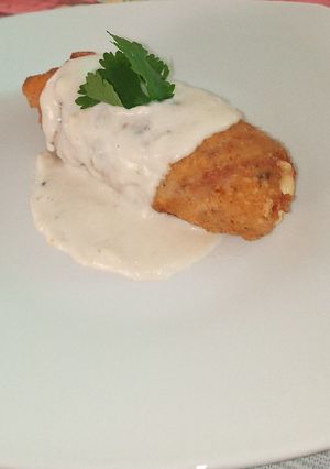 Una foto de Pechugas de pollo rellenas con salsa bechamel