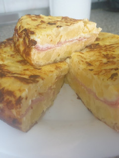 Una foto de Tortilla de patata rellena