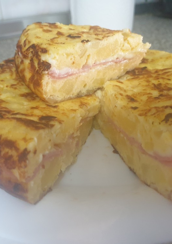Una foto de Tortilla de patata rellena