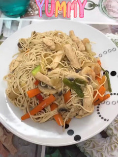 Una foto de Fideos chinos con pollo y verduras
