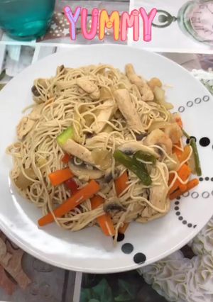 Una foto de Fideos chinos con pollo y verduras
