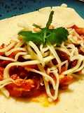 Tinga de pollo con tortillas de maíz caseras