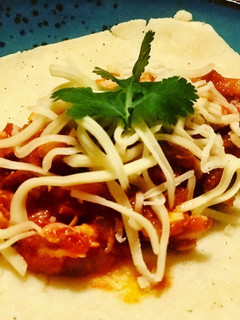 Una foto de Tinga de pollo con tortillas de maíz caseras