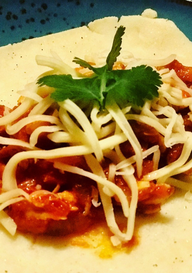 Una foto de Tinga de pollo con tortillas de maíz caseras