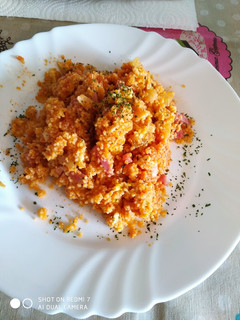 Una foto de Cuscús revuelto de bacon y huevos