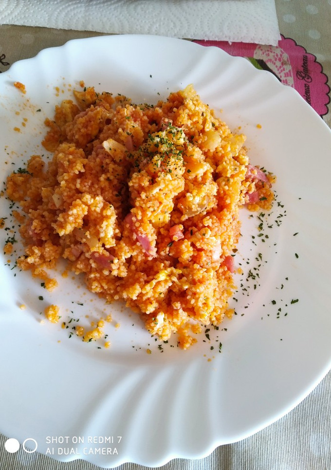 Una foto de Cuscús revuelto de bacon y huevos