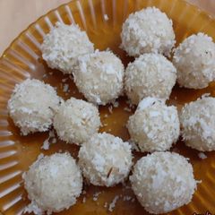 Suji Ladoos (Rava/Semolina Ladoos) A picture of Suji Ladoos (Rava/Semolina Ladoos).