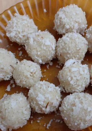 A picture of Suji Ladoos (Rava/Semolina Ladoos).