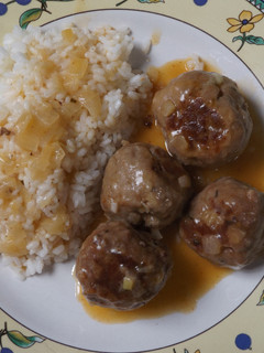Una foto de Albóndigas rellenas con salsa de cebollas y vino de Jerez