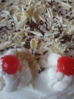 Una foto de Torta ángel con dos chocolates