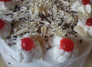 Una foto de Torta ángel con dos chocolates