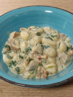 Una foto de Gnocchi con bacon, champiñones y espinacas en falsa bechamel