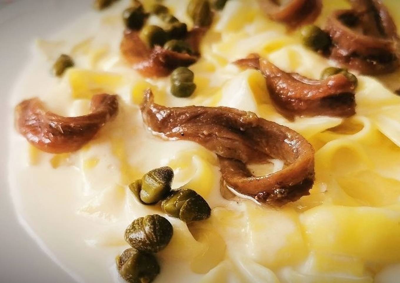 Tagliatelle a la crema de edam con Anchoas y Alcaparras