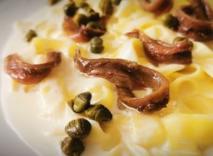Una foto de Tagliatelle a la crema de edam con Anchoas y Alcaparras