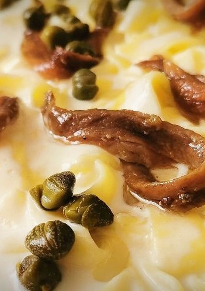 Una foto de Tagliatelle a la crema de edam con Anchoas y Alcaparras