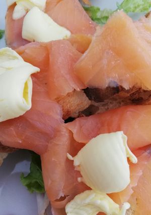 Foto di Crostini di pane con salmone affumicato
