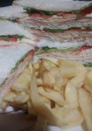 Una foto de Triples con papas fritas