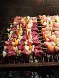 Brochettes de carne y pollo