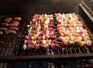 Una foto de Brochettes de carne y pollo