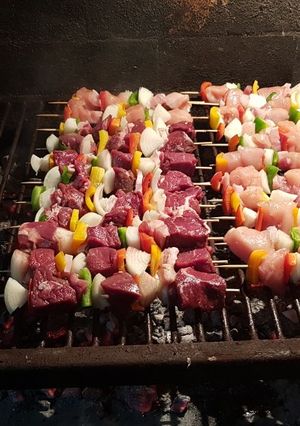 Una foto de Brochettes de carne y pollo
