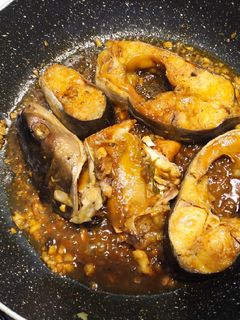 Hình của món Cá Basa kho (bữa ăn gia đình).