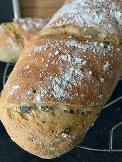 Una foto de Barras de pan de aceitunas