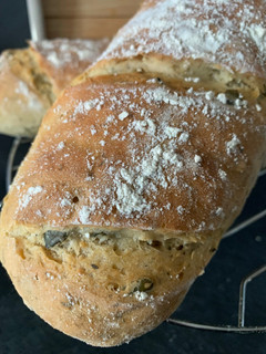 Una foto de Barras de pan de aceitunas