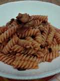 Fusilli cu vinete, ciupercuțe și sos de roșii