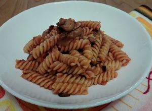 O poză a rețetei Fusilli cu vinete, ciupercuțe și sos de roșii.